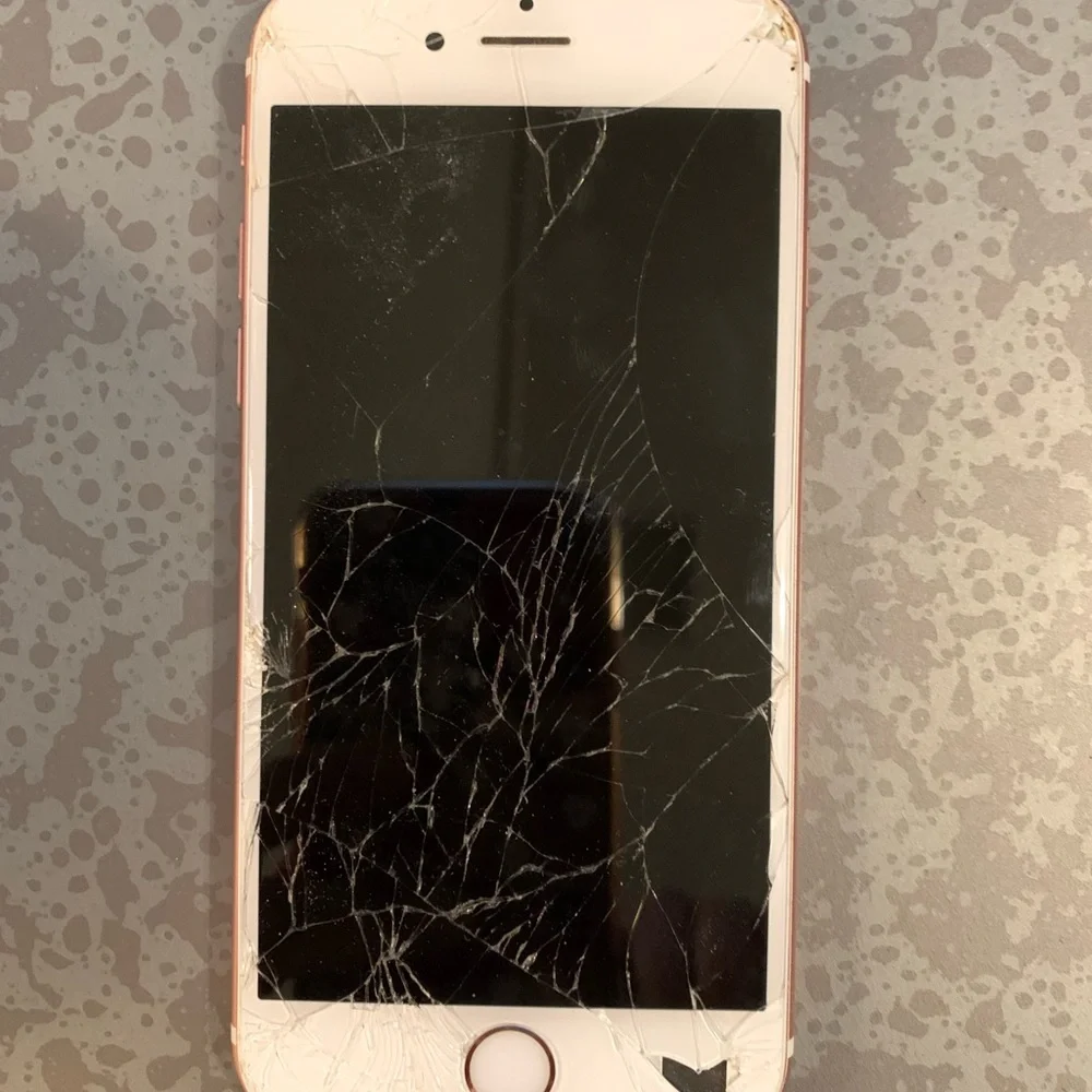 IPhone 6S 32 GB, Rose Gold, fully functional, cracked screen